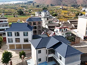 Cobertura residencial rural em Yunnan: telhas azuis JCROOF Bond para 3 casas