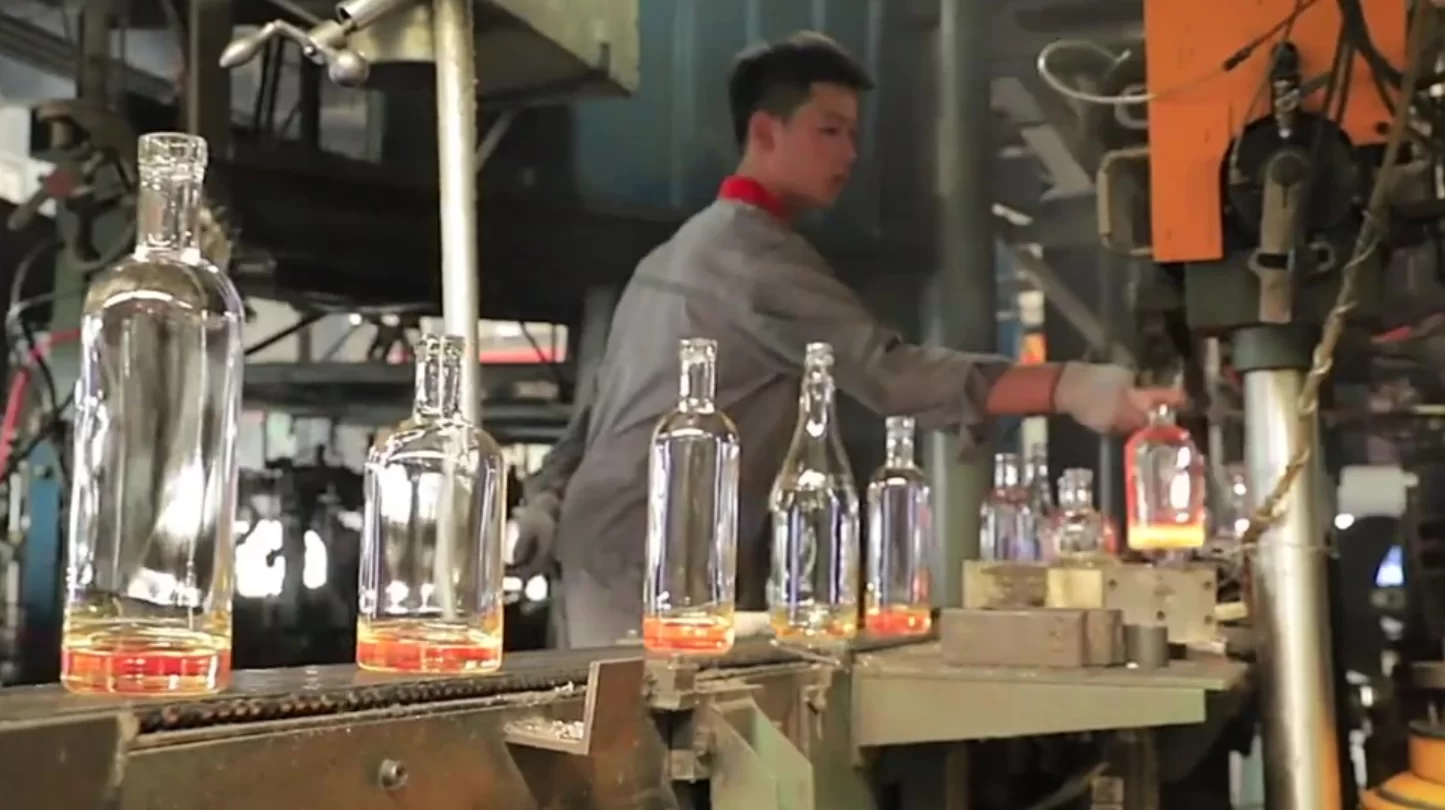 In-house inspection process at the Nuocheng glass bottle factory