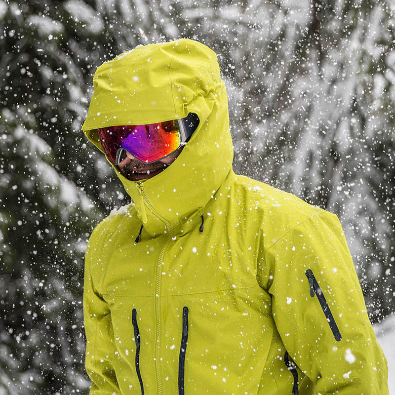 Perbandingan Kain Jaket Hardshell dan Softshell