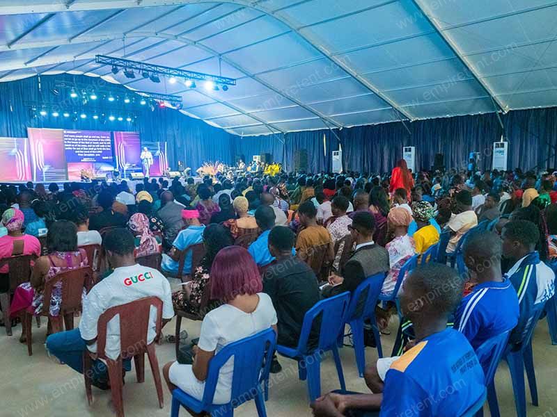 Grande tenda de igreja com capacidade para 2.000 a 2.500 pessoas