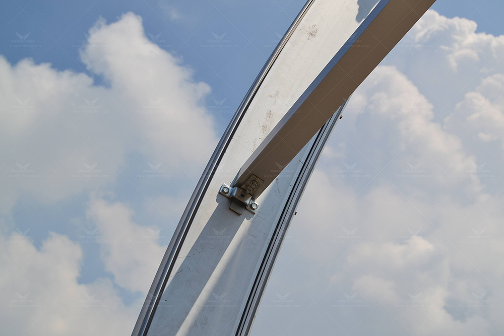 The factory is conducting a trial assembly of a 20-meter-span arched-roof tent