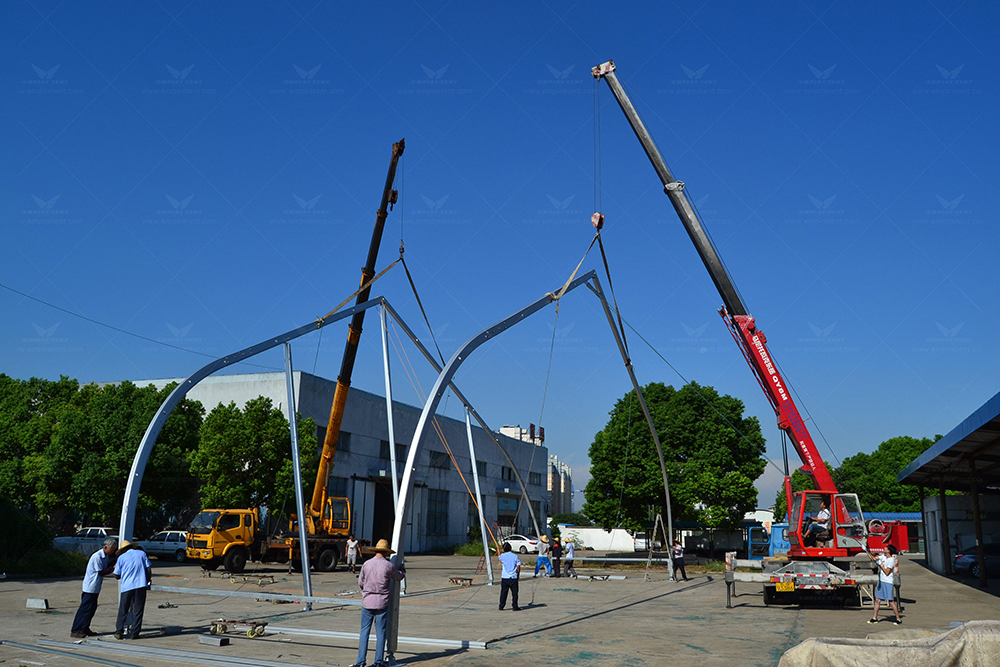 The factory is conducting a trial assembly of a 20-meter-span arched-roof tent