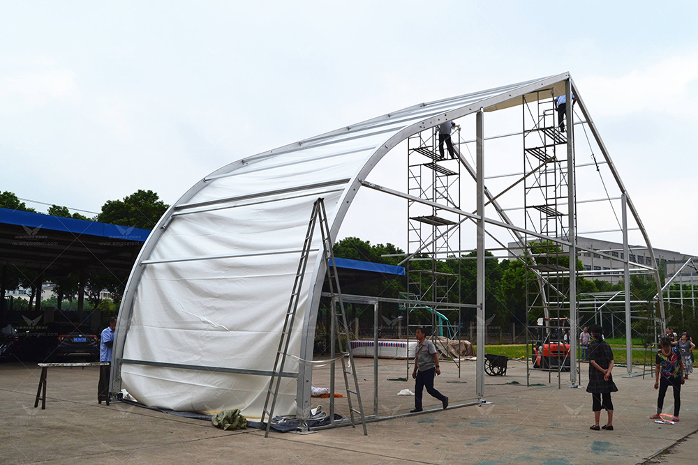 The factory is conducting a trial assembly of a 20-meter-span arched-roof tent