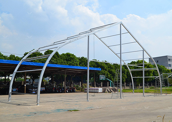 The factory is conducting a trial assembly of a 20-meter-span arched-roof tent