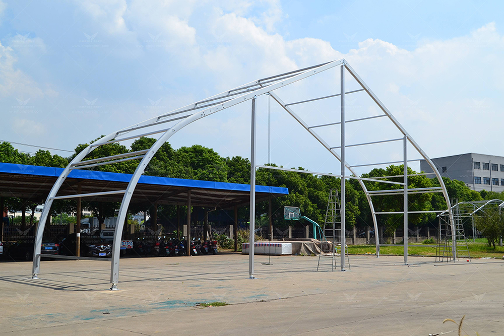 The factory is conducting a trial assembly of a 20-meter-span arched-roof tent