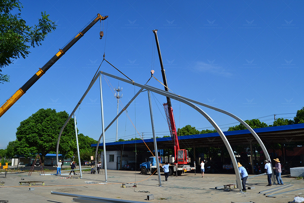 The factory is conducting a trial assembly of a 20-meter-span arched-roof tent