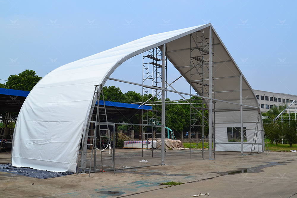 The factory is conducting a trial assembly of a 20-meter-span arched-roof tent