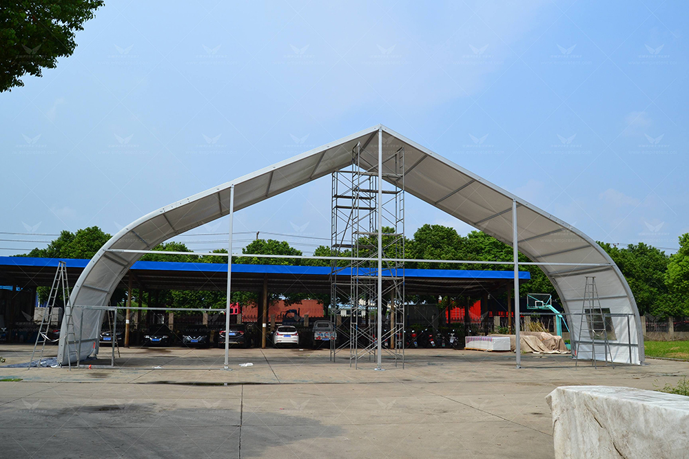 The factory is conducting a trial assembly of a 20-meter-span arched-roof tent