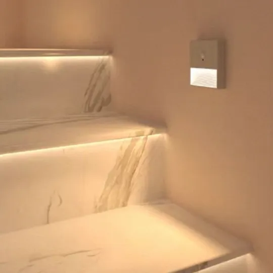 Luz LED con sensor PIR de 2,4 GHz