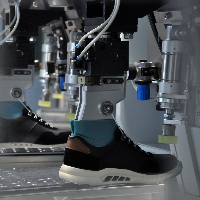 Direct Injection vs Compression-Molded Soles for OEM Shoes