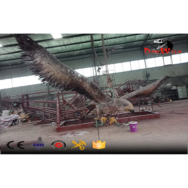 Águila animatrónica con simulación de movimiento.