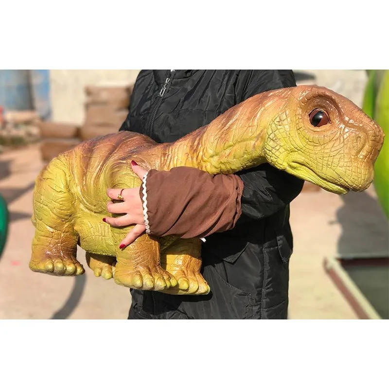 Modelo de Spinosaurus de marioneta de dinosaurio bebé operado manualmente