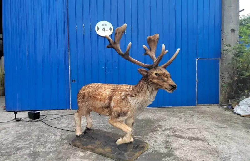 Modelo de ciervo animatrónico realista para exposición.