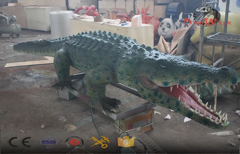 Simulación de cocodrilo en tamaño real con movimiento.