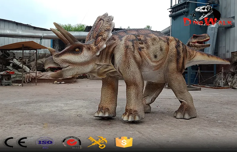 Caminando con disfraz animatrónico de Triceratops para un actor.