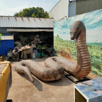 Modelo de serpiente de fibra de vidrio realista de tamaño natural para decoración de exteriores