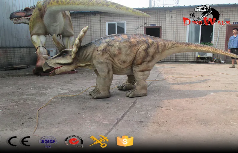 Disfraz realista de triceratops de dinosaurio animatrónico caminando con piernas ocultas