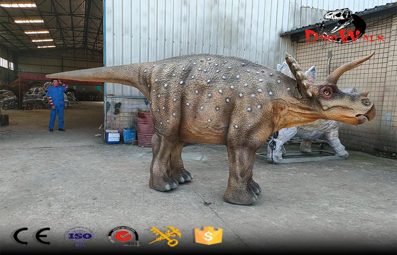 caminando con disfraz de dinosaurio animatrónico Triceratops