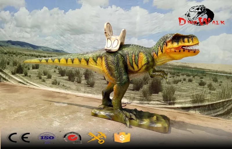 Paseos en dinosaurios animatrónicos con máquina que funciona con monedas.