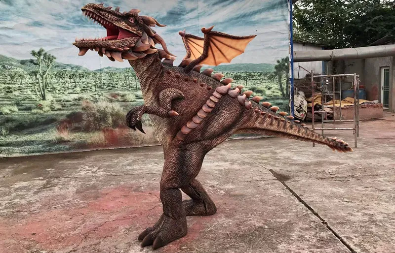 Fantástico disfraz de dragón caminante animatrónico realista.