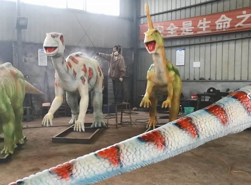 Modelo de dinosaurio rajasaurus animatrónico realista.