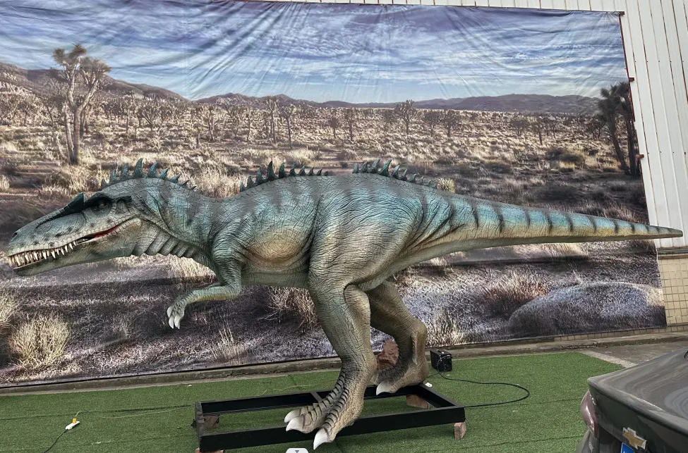 Modelo de dinosaurio rajasaurus animatrónico realista.