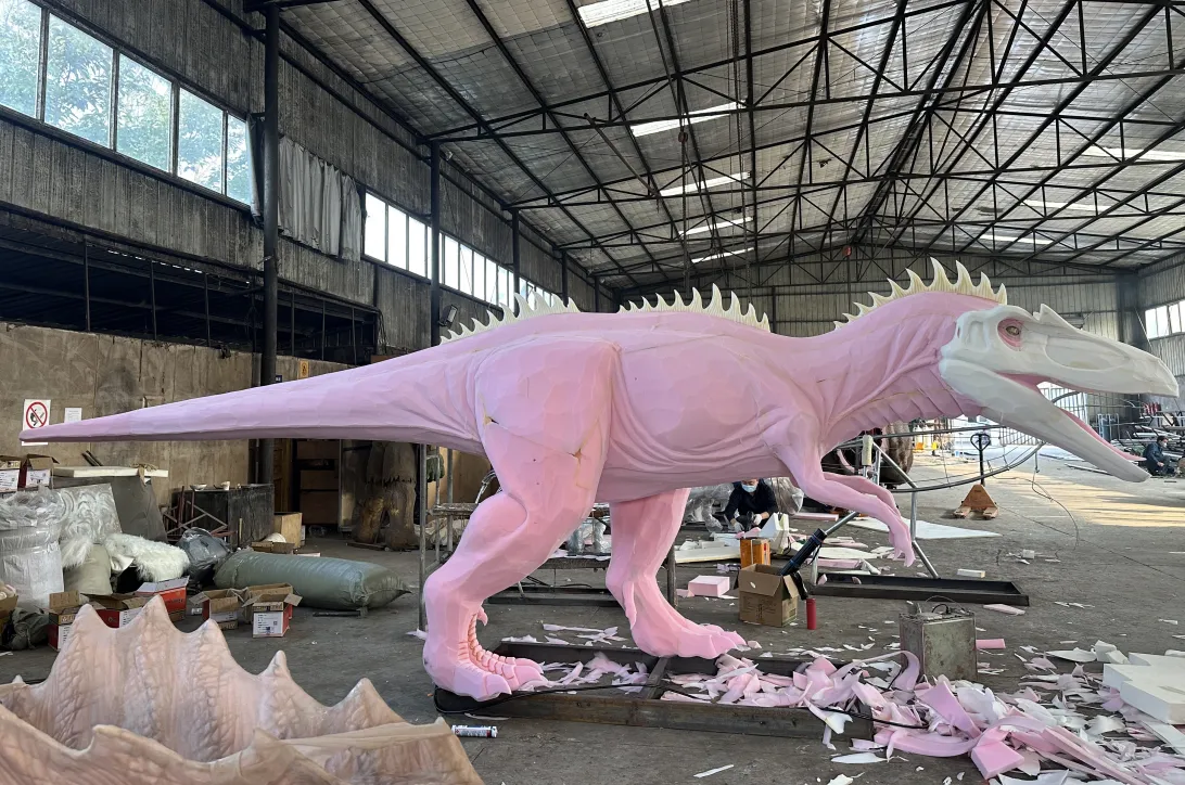 Modelo de dinosaurio rajasaurus animatrónico realista.