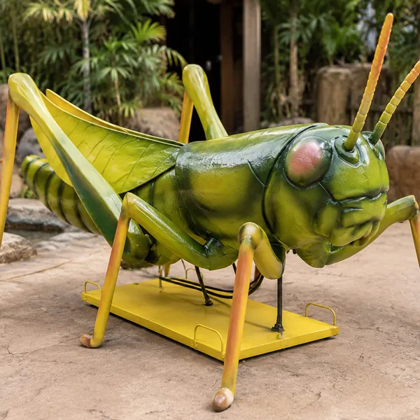 Modelo de gafanhoto animatrônico gigante e realista