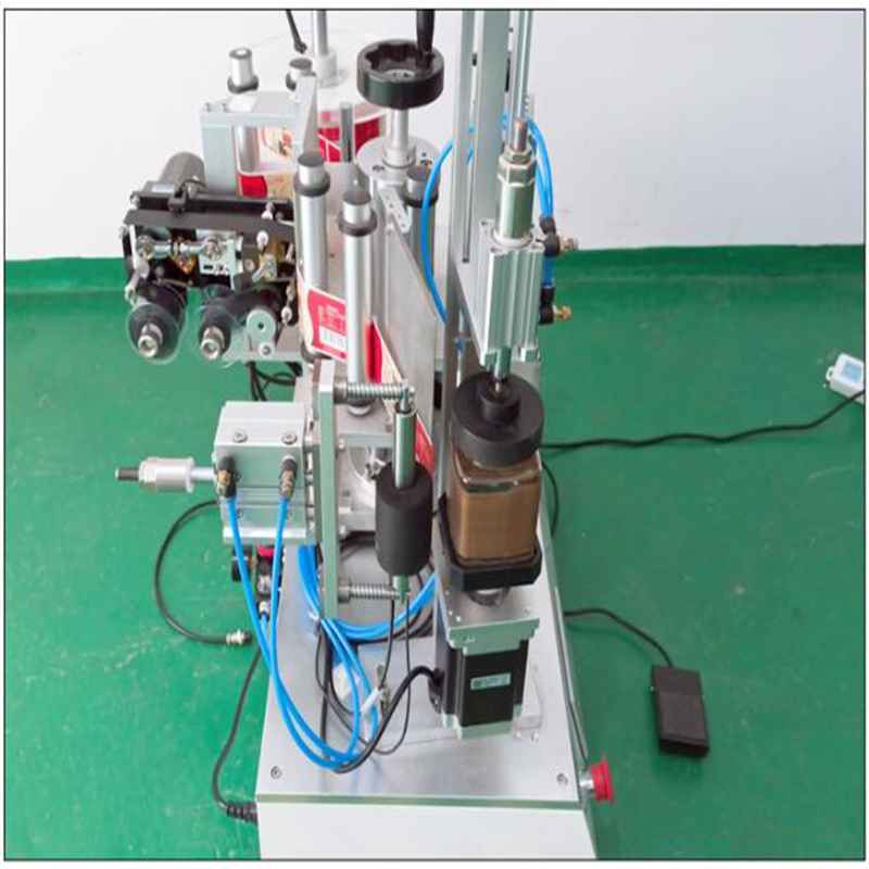 Tabletop vertical labeling machine