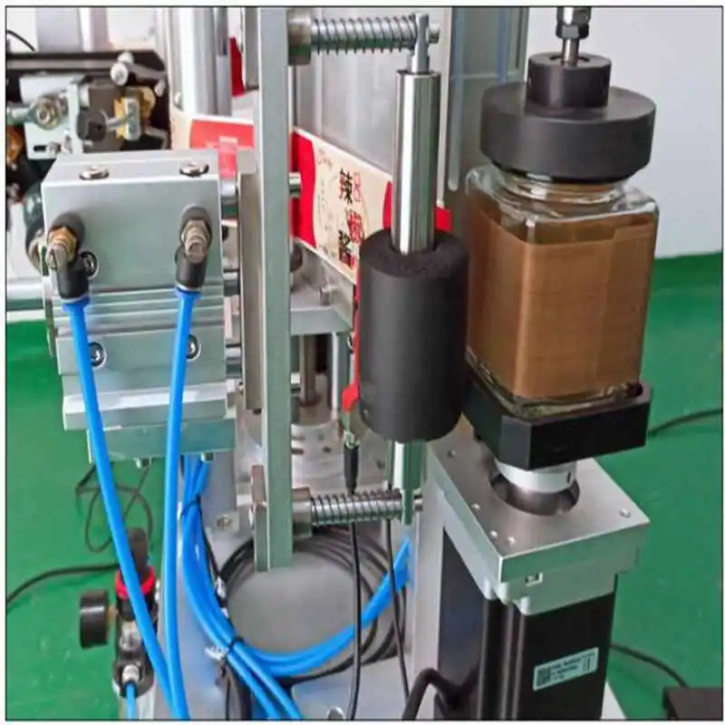 Tabletop vertical labeling machine