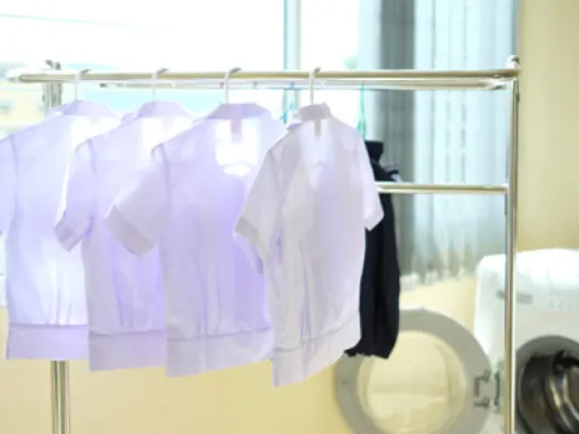 Wie man Kleidung trocknet, um Falten zu reduzieren?
