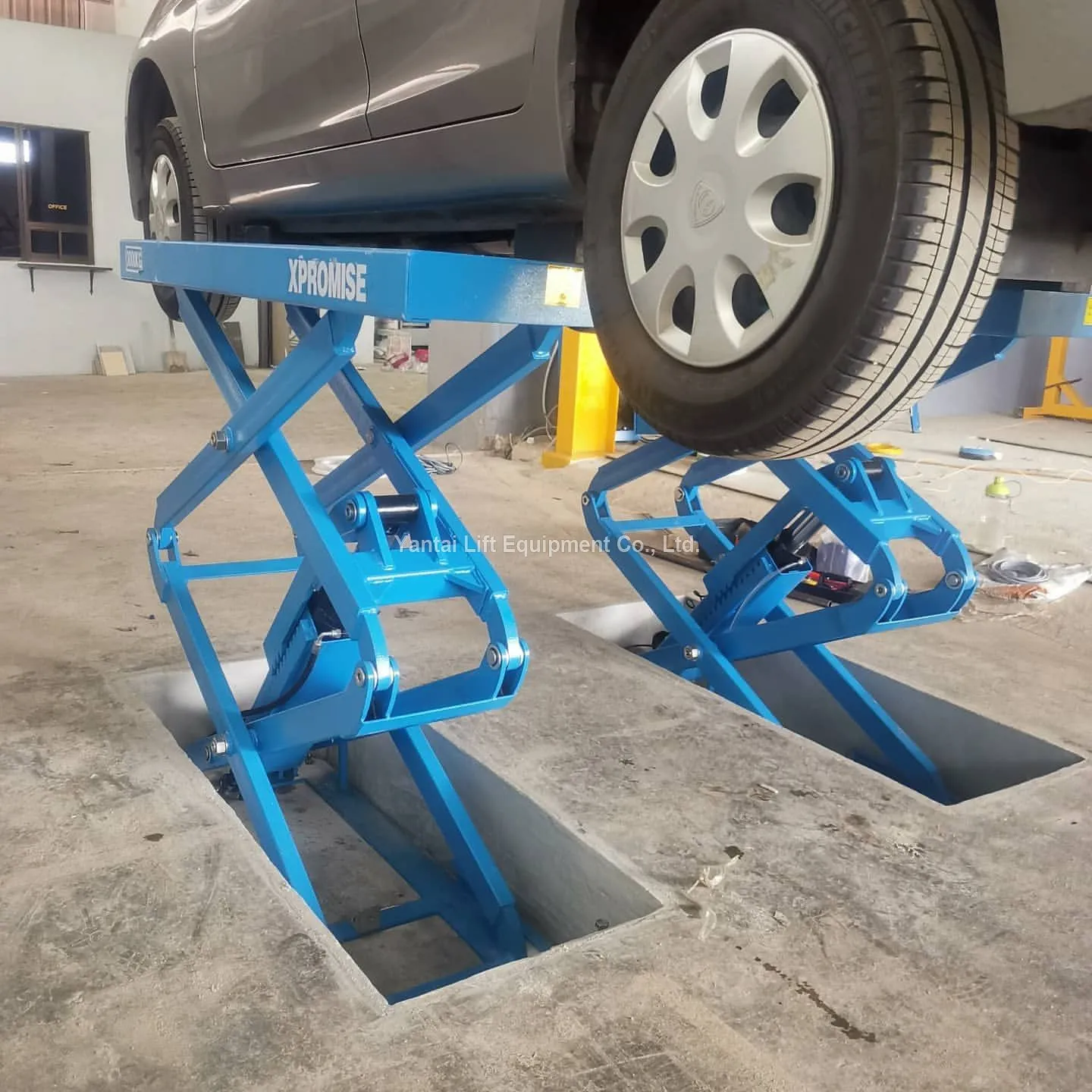 Double Oil Circuit Scissor Lift