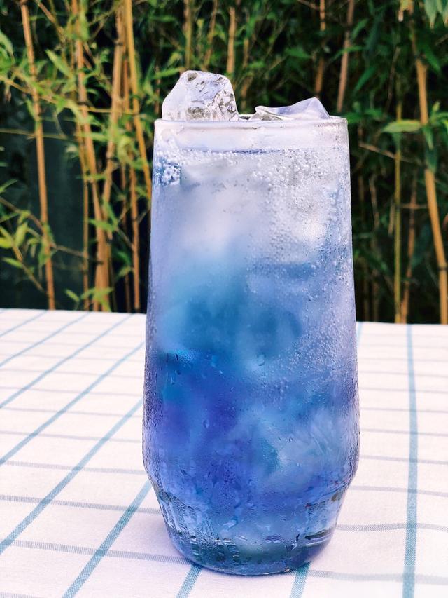 The Blue Storm is Coming: The Rise and Charm of Natural Blue Pigments