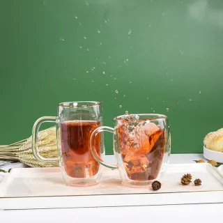 Our high borosilicate material heat resistant double wall glass coffee mug keeps your drinks hot while keeping your hands cool.
