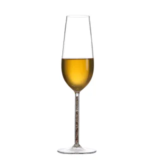 A glass with the rim turned inward allows the wine to flow to the tongue for tasting, presenting two different flavors.